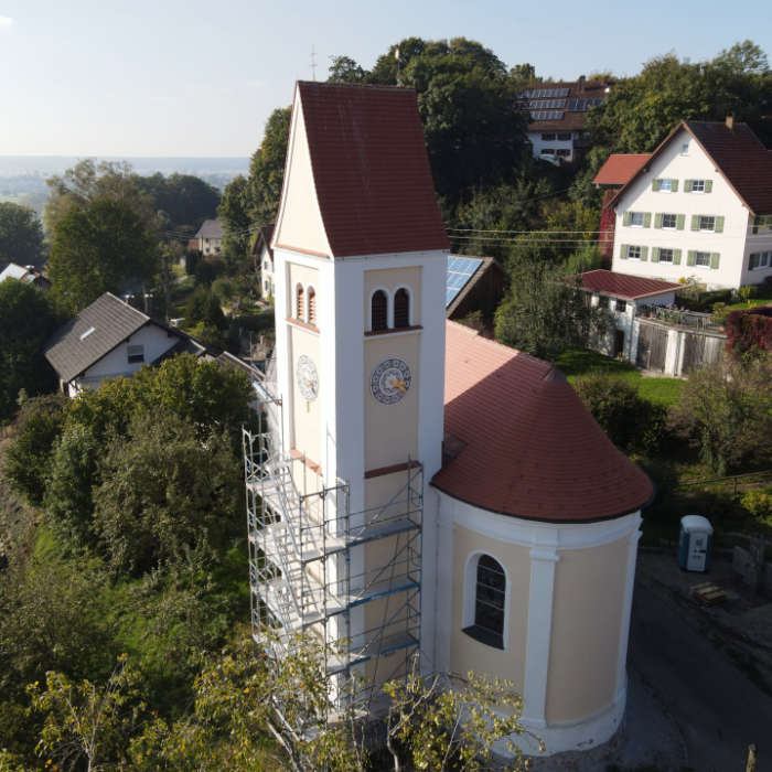 Außenansicht fertig eingedeckte Kirche