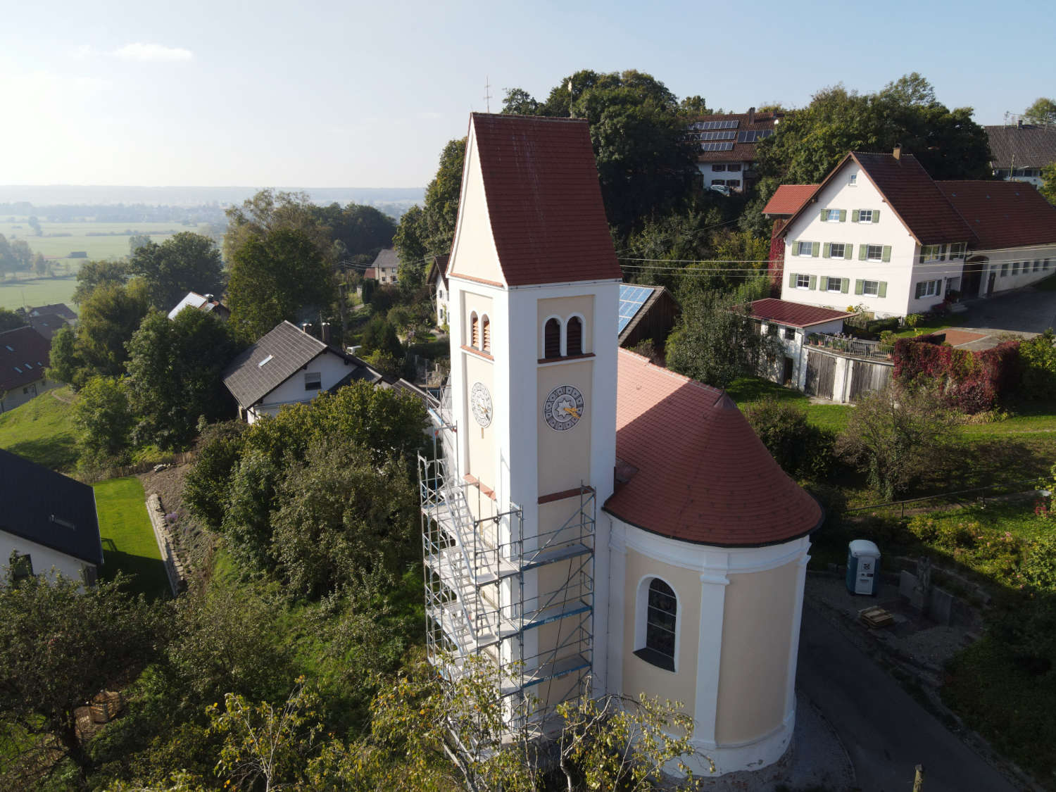 Außenansicht fertig eingedeckte Kirche